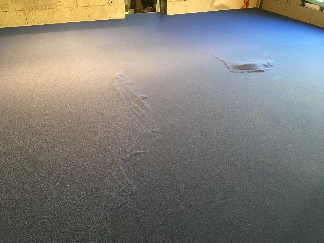 epoxidová podlaha v garáži ve Vendryni- vysátí přebytečného písku
